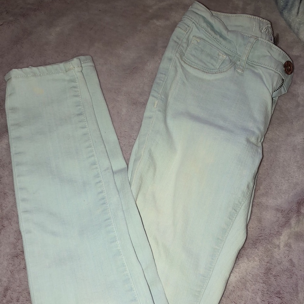 Woman light wash skinny jeans